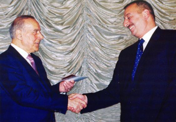 Президент Азербайджанской Республики, председатель партии "Ени Азербайджан" ‎Гейдар Алиев вручает членский билет партии Ильхаму Алиеву ‎