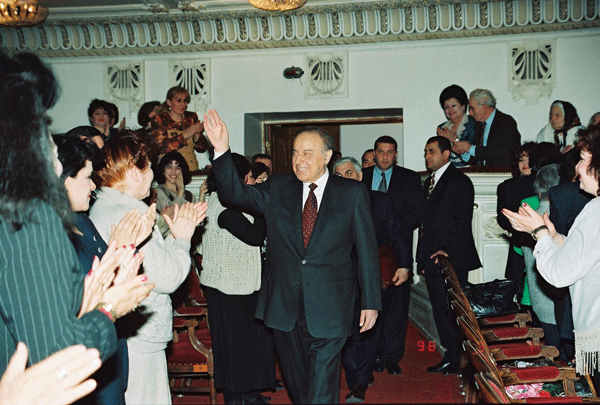 Президент Азербайджанской Республики Гейдар Алиев на праздничном вечере, ‎посвященном Международному женскому дню - 8 Марта - Азербайджанский ‎государственный академический театр оперы и балета, 7 марта 1998 года ‎