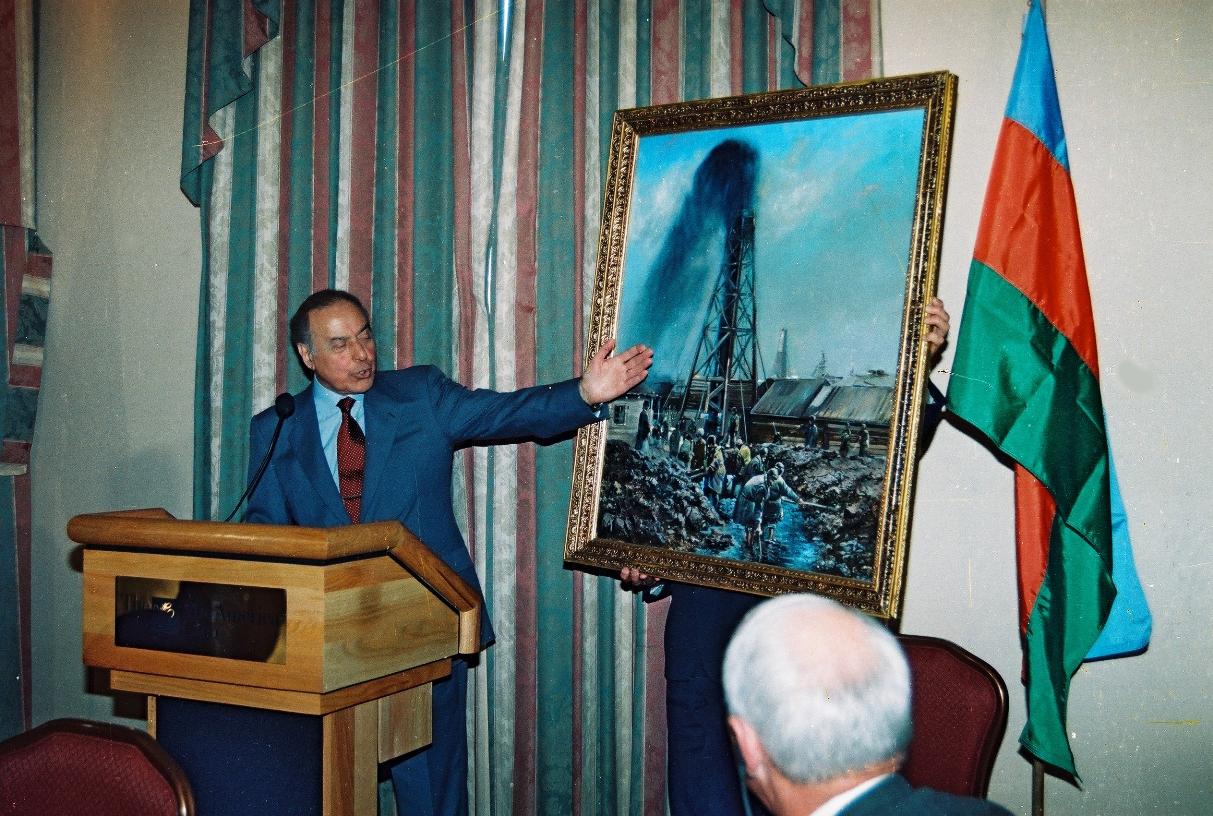 Речь Президента ‎Азербайджанской Республики ‎Гейдара Алиева на официальном ‎приеме в честь Президента ‎Азербайджана, организованном от ‎имени Американо-европейско-‎азиатской торговой палаты и ‎‎"Комитета МИД-Америка" - ‎Чикаго, здание "Амоко", 4 августа ‎‎1997 года‎