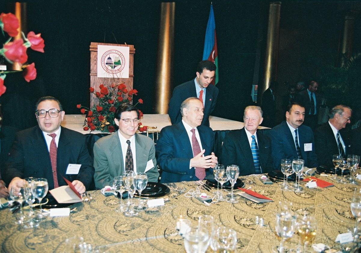 Выступление Президента ‎Азербайджанской Республики ‎Гейдара Алиева на официальном ‎приеме в честь Президента ‎Азербайджана, организованном от ‎имени Американо-‎азербайджанской торговой палаты ‎‎- Вашингтон, Национальный ‎строительный музей, 30 июля ‎‎1997 года‎