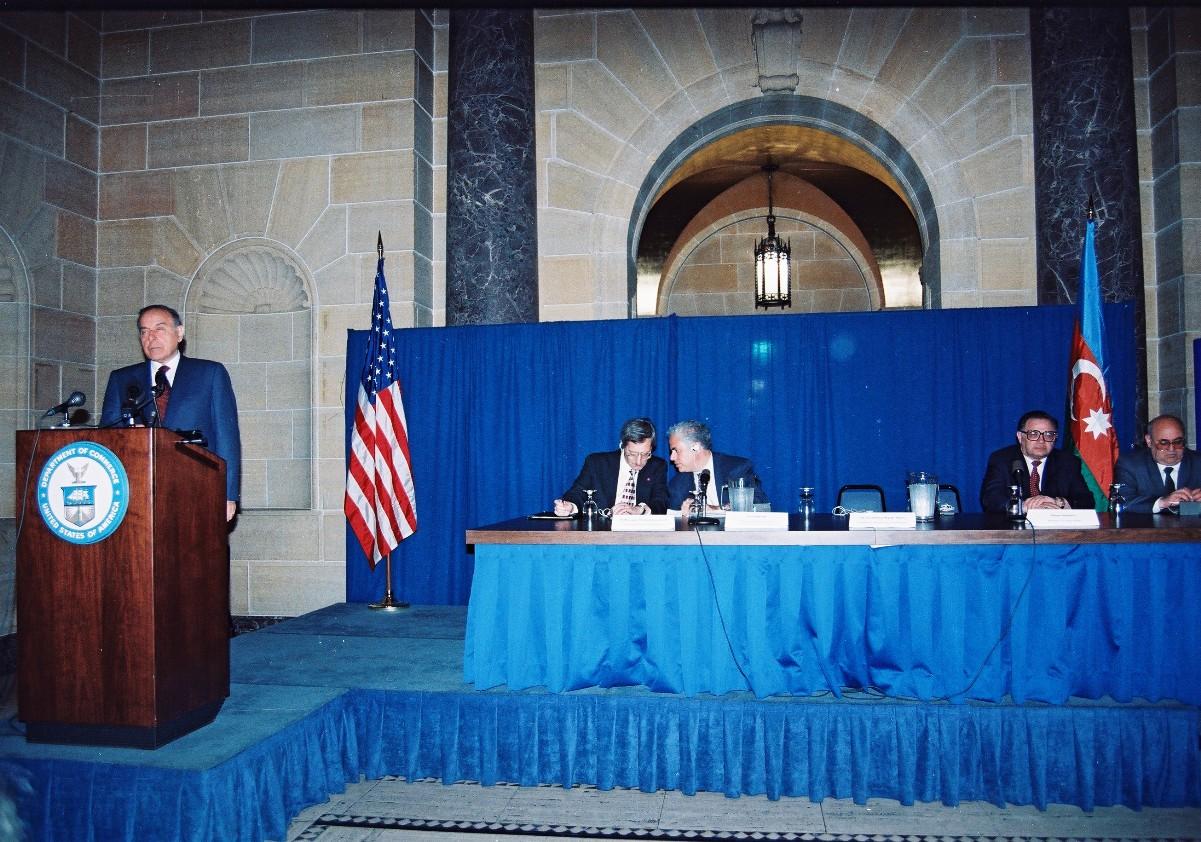 Выступление Президента ‎Азербайджанской Республики ‎Гейдара Алиева на встрече с ‎представителями деловых кругов ‎Америки в Министерстве ‎торговли США - Вашингтон, 31 ‎июля 1997 года