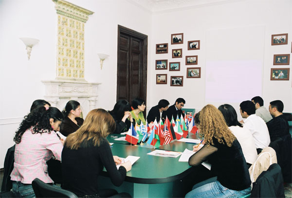 Студенты Западного университета на очередном занятии, организованном в Международной электронной библиотеке «Наследие Гейдара Алиева» (22.04.2006)